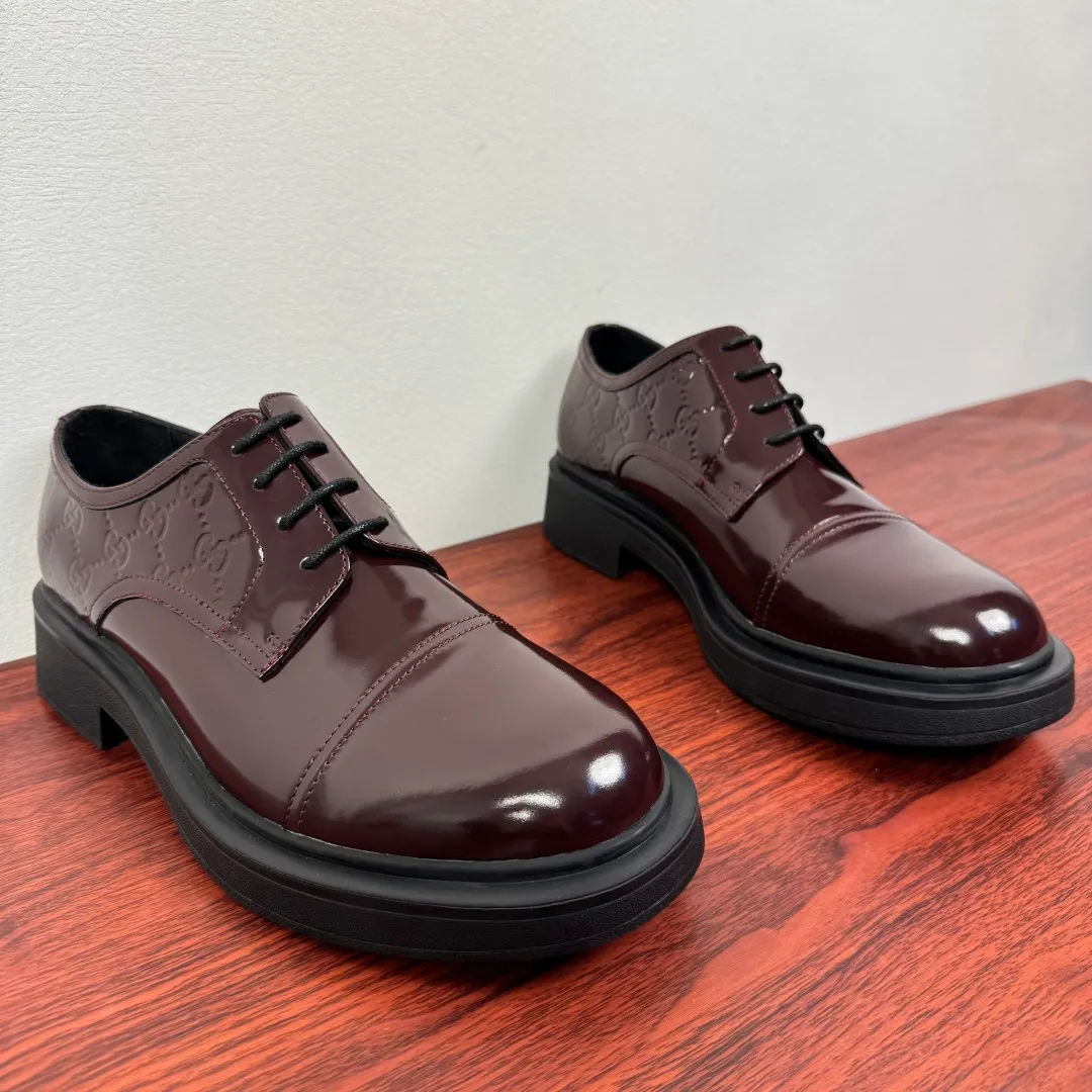 Batch 780 Gucci/Gucci new men's lace-up shoes with GG details, glossy cow leather derby shoes! Rooted in the brand's heritage, these men's lace-up shoes are crafted from premium open-edge beaded calf leather and feature GG-print embossed suede details in homage to Gucci's iconic monogram. The rubber sole decorated with GG pattern adds a touch of modern fashion to this design. Typical three-joint style design. European and American classic version, full calfskin lining. The overall upper texture is soft and the lining is comfortable and breathable. 2CM thickened soft rubber sole, easy to control. Versatile and stylish upper foot, multiple colors available to meet different matching needs, complete package! Size: 39-40-41-42-43-44 leather shoe size (38.45.46 can be customized) Item number: 7826Z open edge beads burgundy